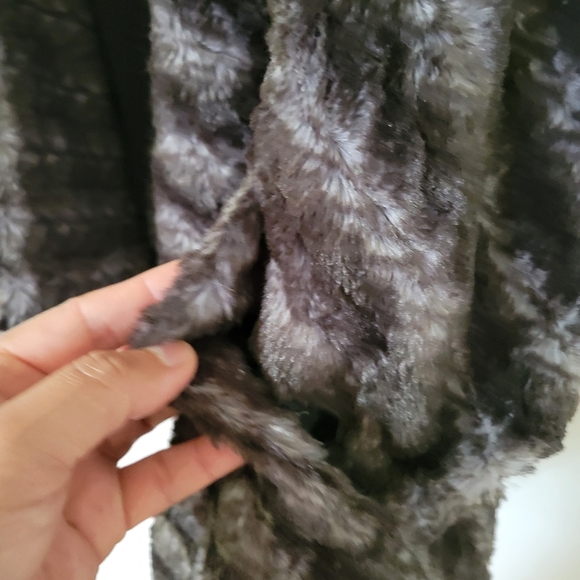 Faux Fur Vest in Brown and Gray - Picture 4 of 6